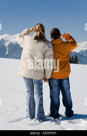 Frau mit jungen Mann in einer tief verschneiten Winterlandschaft Stockfoto