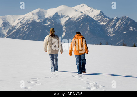 Frau mit jungen Mann in einer tief verschneiten Winterlandschaft Stockfoto