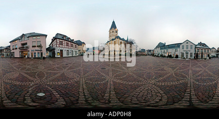 Marktplatz in Bad Neuenahr-Ahrweiler mit St.-Laurentius-Kirche als 360°-Panorama Stockfoto