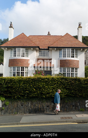 1930er Jahren Doppel fronted Vorstadthaus mit rotem Ziegeldach auf Penglais Hill Aberystwyth Wales Stockfoto