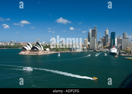 Sydney Opera House und die Queen Elizabeth 2 an ihrem Liegeplatz in Sydney New South Wales Australien Stockfoto