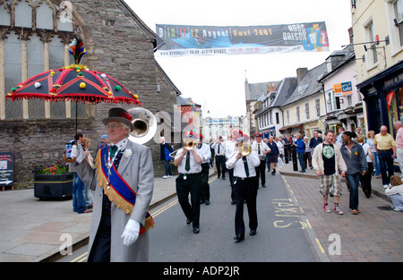 Unnachgiebig Jazz Band März auf der Straße in Brecon Jazz Festival Powys Wales UK Stockfoto