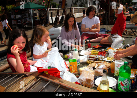 Menschen mit einem Picknick an Bord der Henry, ein altes Themse Boot während Kingston Fluss Festval, Kingston, UK. Stockfoto