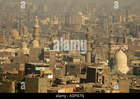 Skyline von hoch aufragenden Minaretten und bauchige Kuppeln der mittelalterlichen islamischen Kairo gesehen von Bab Zuweila Ägypten Stockfoto