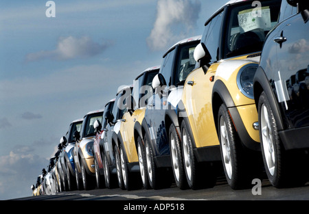 Lange Schlangen von nagelneuen BMW Mini und Mini Cooper Autos erwarten Export bei Wallenius Wilhelmsen Verlader in Southampton Docks Stockfoto