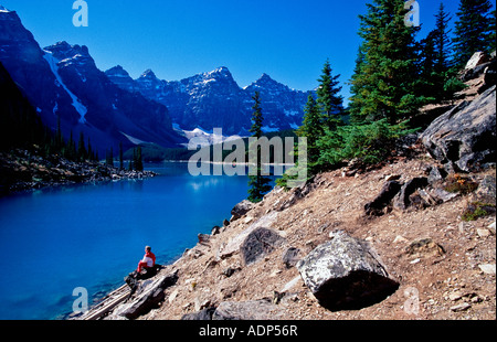 Frau entspannend am Moraine lake Stockfoto