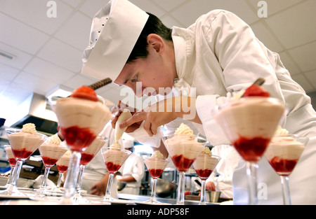 Ein 16-jährige Catering und Hospitality Student schmückt Obst Kleinigkeiten Stockfoto