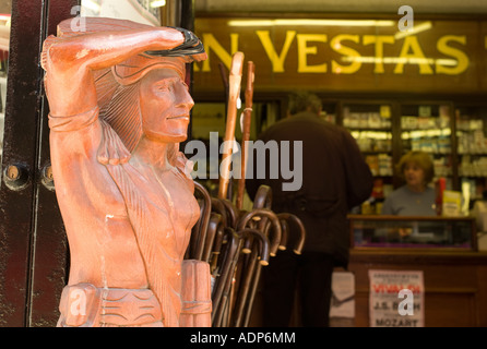 aus Holz geschnitzte Zigarren Shop indische Statue außerhalb Tabakwaren einkaufen Aberystwyth, wales Stockfoto