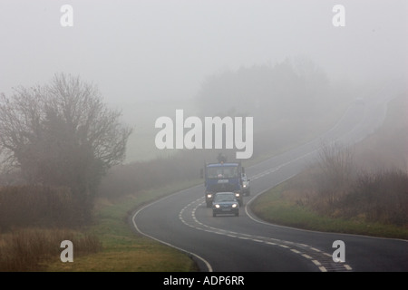 Autos und LKW fahren Nebel Weg Oxfordshire, Vereinigtes Königreich Stockfoto