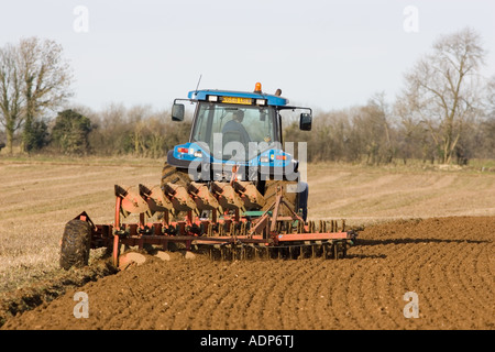 Traktor Pflügen Feld in Oxfordshire The Cotswolds Vereinigtes Königreich Stockfoto