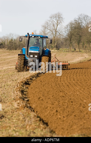 Traktor Pflügen Feld in Oxfordshire The Cotswolds Vereinigtes Königreich Stockfoto