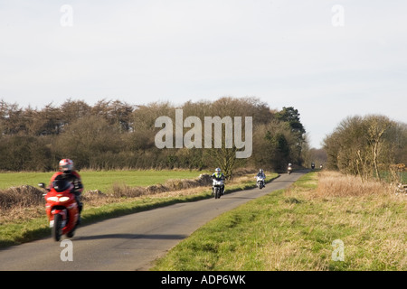 Motorradfahrer auf Landstraße Shipton unter Wychwood Gloucestershire Vereinigtes Königreich Stockfoto