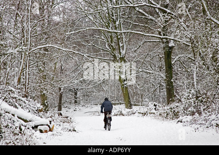Mann-Zyklen über Schnee bedeckt Hampstead Heath North London Vereinigtes Königreich Stockfoto