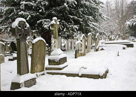 Schnee bedeckte Grabsteine in Hampstead Parish Kirchhof London Vereinigtes Königreich Stockfoto