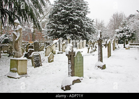 Schnee bedeckte Grabsteine in Hampstead Parish Kirchhof London Vereinigtes Königreich Stockfoto