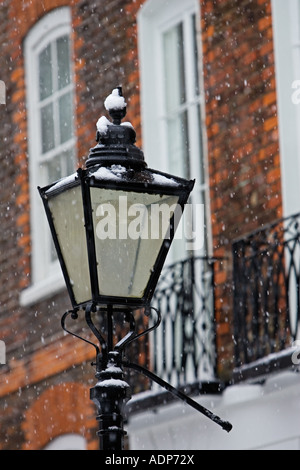 Verschneite Straßenlaterne in Hampstead North London England Vereinigtes Königreich Stockfoto