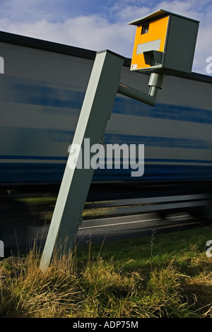 Datenverkehr passiert geschändeter Gatso Blitzer nicht funktionieren auf A40 Road Oxfordshire-England-Großbritannien Stockfoto