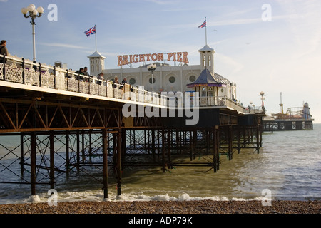 Union Jack-Flaggen auf Brighton Pier England Vereinigtes Königreich Stockfoto