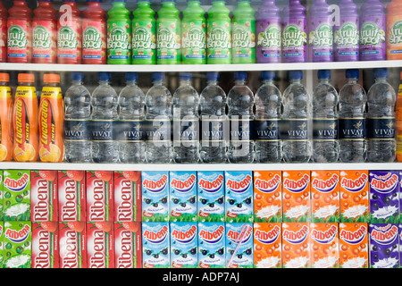 Alkoholfreie Getränke zum Verkauf auf Brighton beach Resort South Coast of England Großbritannien Stockfoto