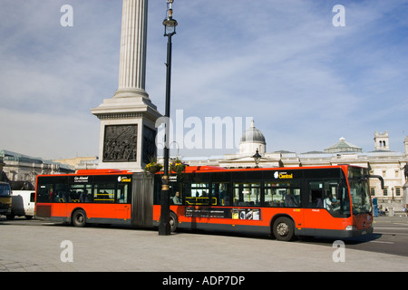 Einzigen Decker kurvenreich Linienbus im Stadtzentrum von Trafalgar Square in London England Großbritannien Reisen Stockfoto