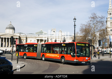 Einzigen Decker kurvenreich Linienbus im Stadtzentrum von Trafalgar Square in London England Großbritannien Reisen Stockfoto