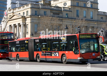 Einzigen Decker kurvenreich Linienbus in Trafalgar Square Central London England Großbritannien Reisen Stockfoto