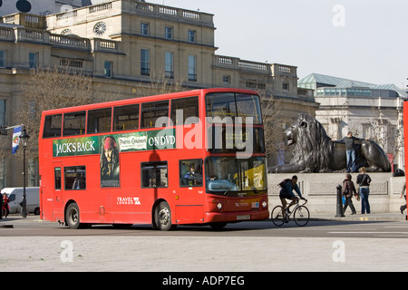 ÖPNV-Doppeldecker-Bus Reisen im Stadtzentrum von Trafalgar Square in London England United Kingdom Stockfoto