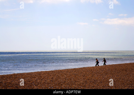 Paare, die auf den Kiesstrand an der Aldeburgh Suffolk in England Stockfoto