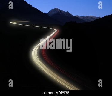 AT - TYROL: Autobahn bei Nacht Stockfoto