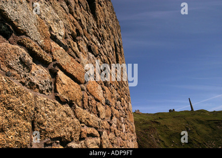 Granit Mauerwerk mit Blick auf Levant Mine Cornwall UK Stockfoto