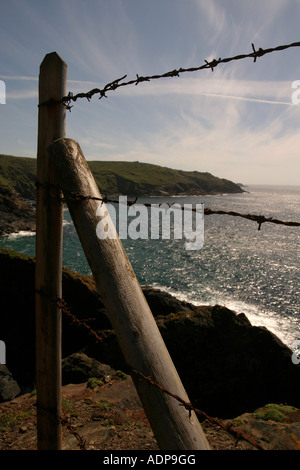 Stacheldraht mit Blick auf die Landzunge Cornwall UK Levant Stockfoto