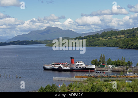 Raddampfer Magd des Sees vertäut am Loch Lomond Shores am Loch Lomond mit neuen Slipanlage im Vordergrund Stockfoto