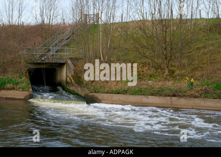 Esholt Abwasserreinigung funktioniert Abfluss auf den Fluss Aire Stockfoto