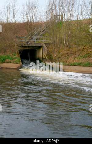 Esholt Abwasserreinigung funktioniert Abfluss auf den Fluss Aire Stockfoto