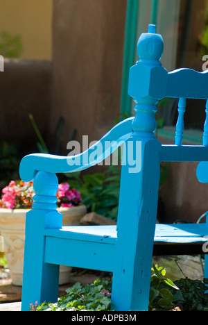 Bunten blauen Holzstuhl auf Veranda in Santa Fe, New Mexico Stockfoto