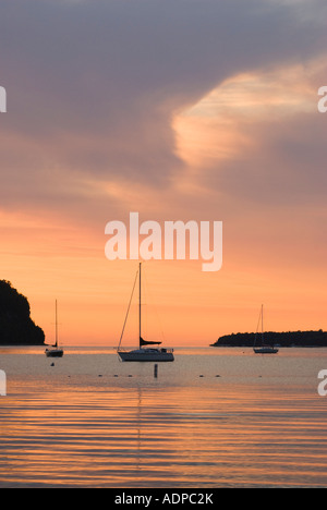 Segelboote bei Sonnenuntergang in Door County, Wisconsin Stockfoto