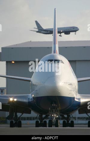 Zwei British Airways Flugzeuge in London Heathrow Flughafen England UK Stockfoto