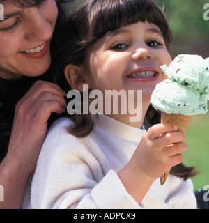 Mutter und Tochter genießen Eiscreme-Kegel Stockfoto