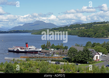 Raddampfer Magd des Sees vertäut am Loch Lomond Shores am Loch Lomond mit neuen Slipanlage im Vordergrund Stockfoto