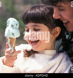 Mutter und Tochter in einer schmelzenden Eis Stockfoto