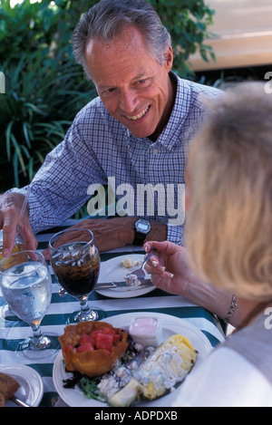 Älteres kaukasischen paar Mittagessen im Café im Freien genießen Stockfoto