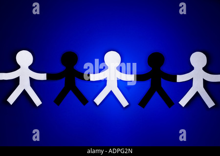 Fünf Papier Menschen, Ausschnitte drei weiße und zwei schwarze Stockfoto