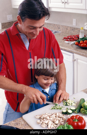 Kaukasische Vater und Tochter bereiten Sie Gemüse in der Küche Stockfoto