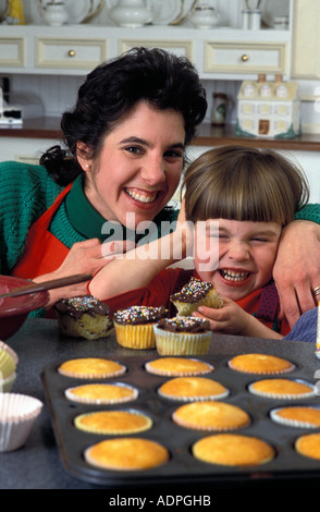 Mutter und Sohn machen Cupcakes in Küche Stockfoto