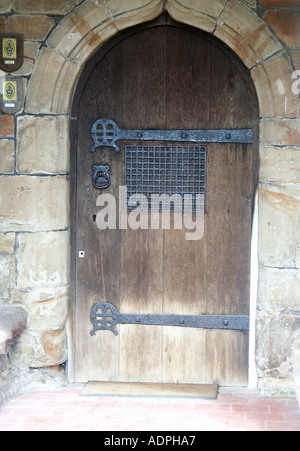 Tür-Detail von Str. Mary die Jungfrau Kirche in Newton Regis Warwickshire. Zeigt dekorative Scharniere auf einer Holztür Stockfoto