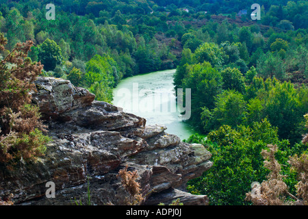 Klippe mit Blick auf einen See in St Just Stockfoto