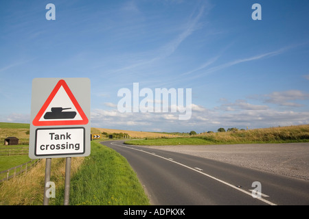 Tank-Kreuzung Warnschild am A360 Salisbury Plain Wilts UK Stockfoto