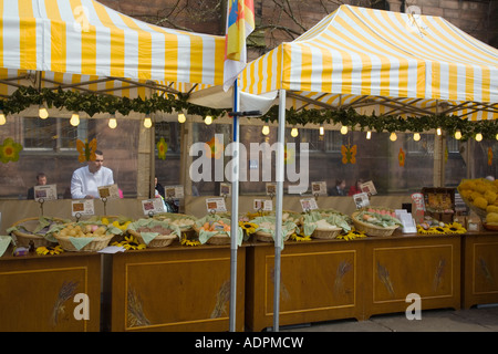 French Market Stall unter weißen gelben Vordächer Naturseife Warenpräsentation zum Verkauf Chester Cheshire England UK Stockfoto