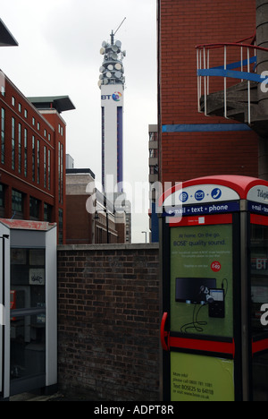 Der Post Office Tower in Birmingham England mit modernen und traditionellen Telefonen im Vordergrund Stockfoto