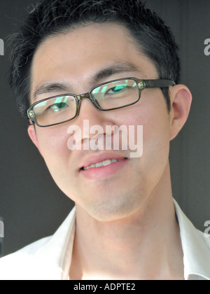 Porträt eines jungen asiatischen Mannes "Schaut in die Kamera" Mann Gesicht Frontal Stockfoto
